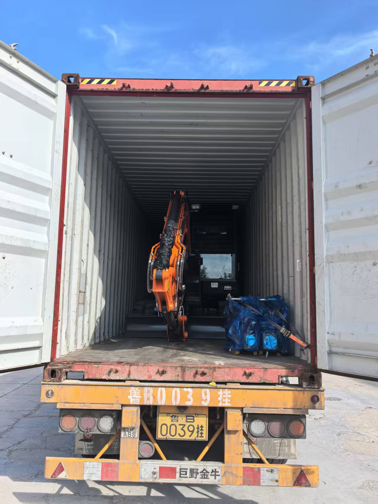 Два багера од 6,5Т су послата